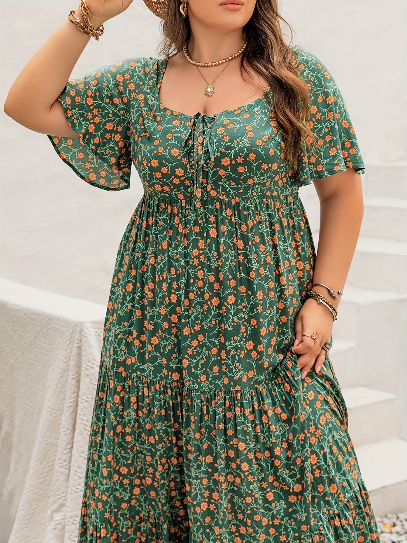 אבישג | שמלת מקסי בוהו שיק עם הדפס פרחוני וקשר מתכוונן