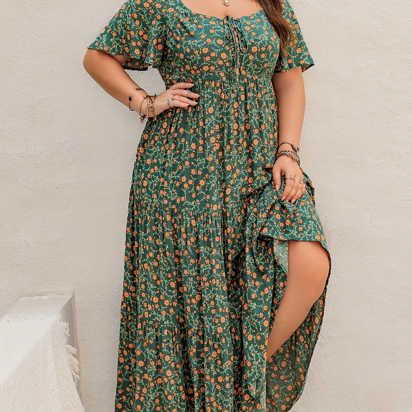 אבישג | שמלת מקסי בוהו שיק עם הדפס פרחוני וקשר מתכוונן