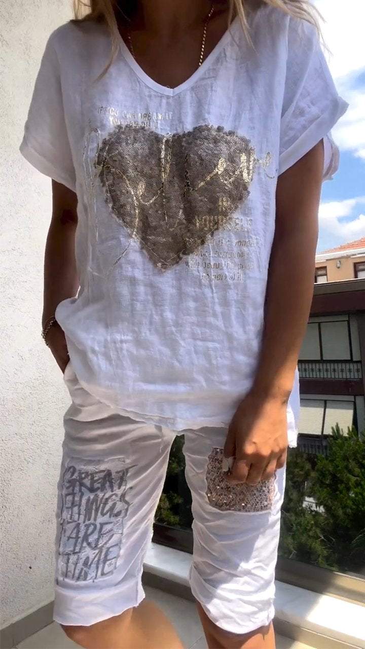 מאיה | חליפת קז'ואל דו-חלקית עם מחשוף V והטבעה זהובה