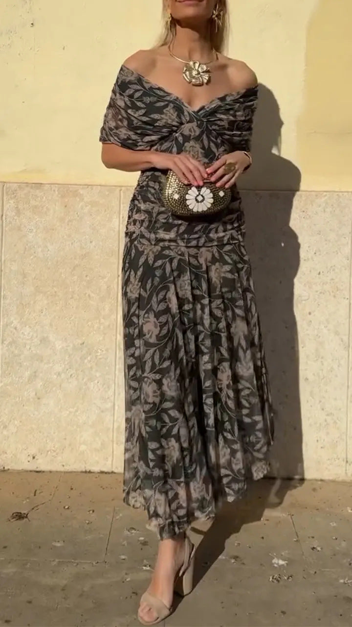 תיאה | שמלה עם חיתוך V ודפוס, שמגלה את הכתפיים